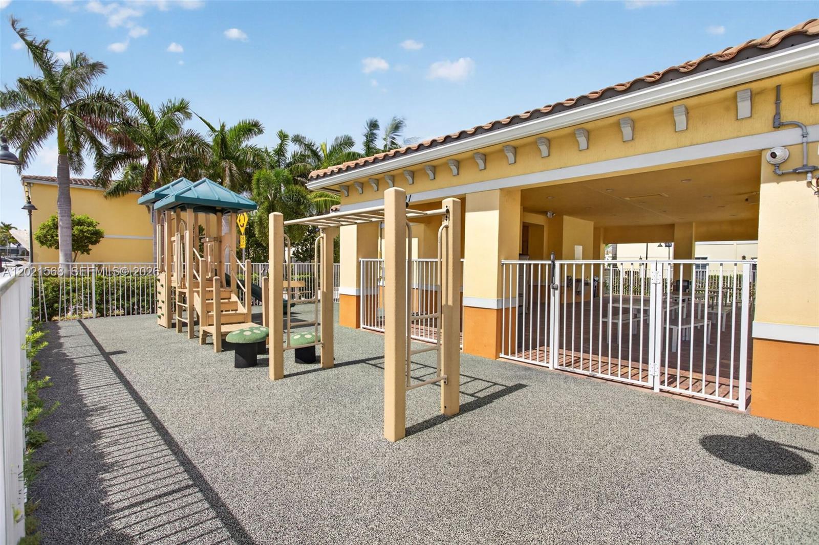 4044 NW 11th St Unit: -
