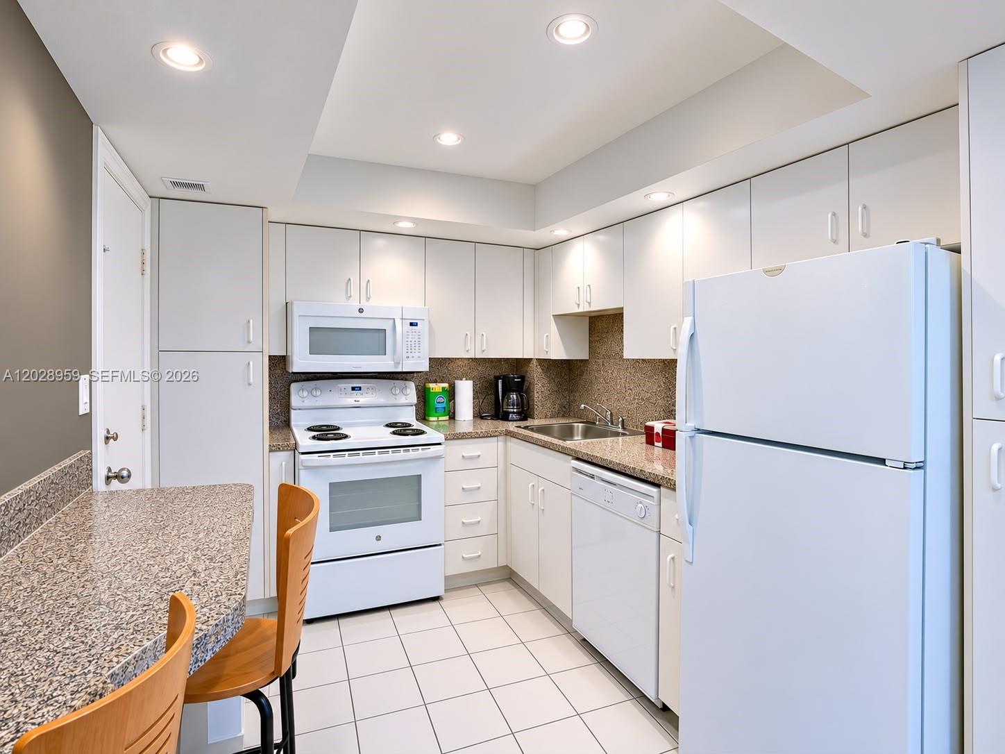 5005 Collins Ave # 616
