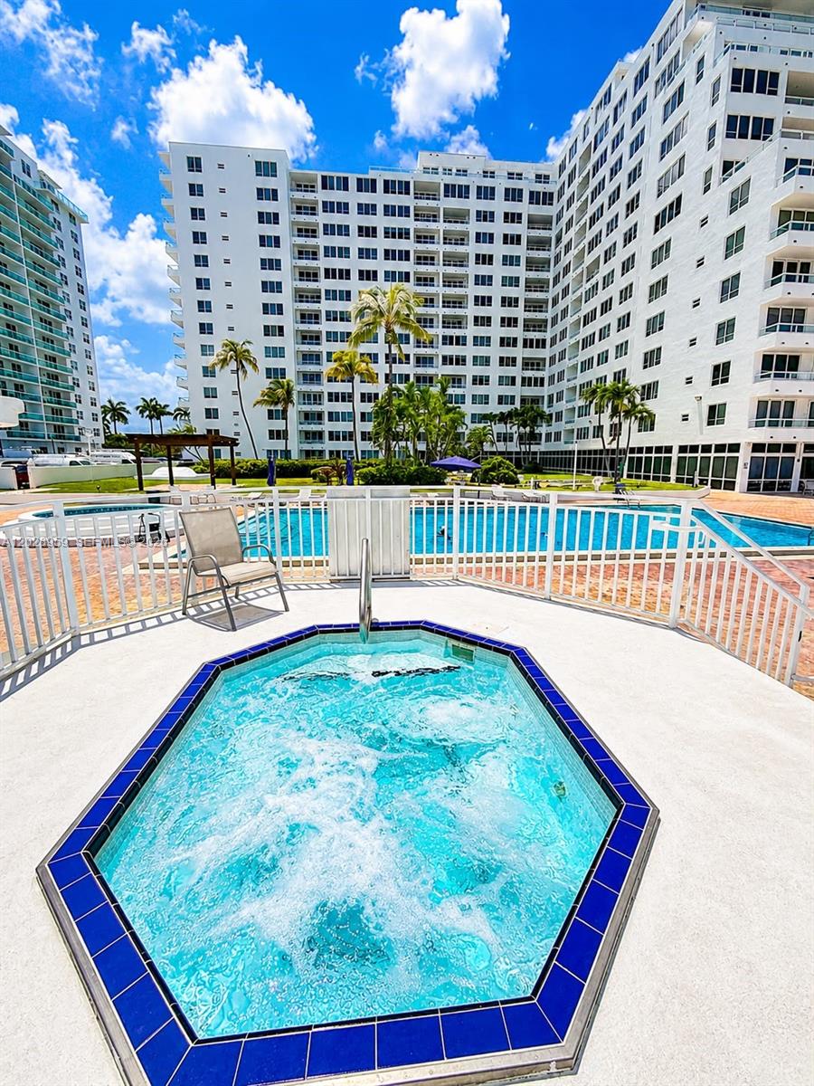 5005 Collins Ave # 616