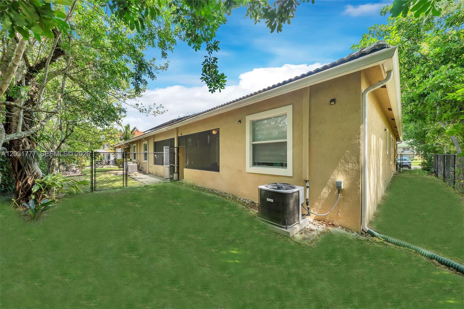 8908 NW 40th St