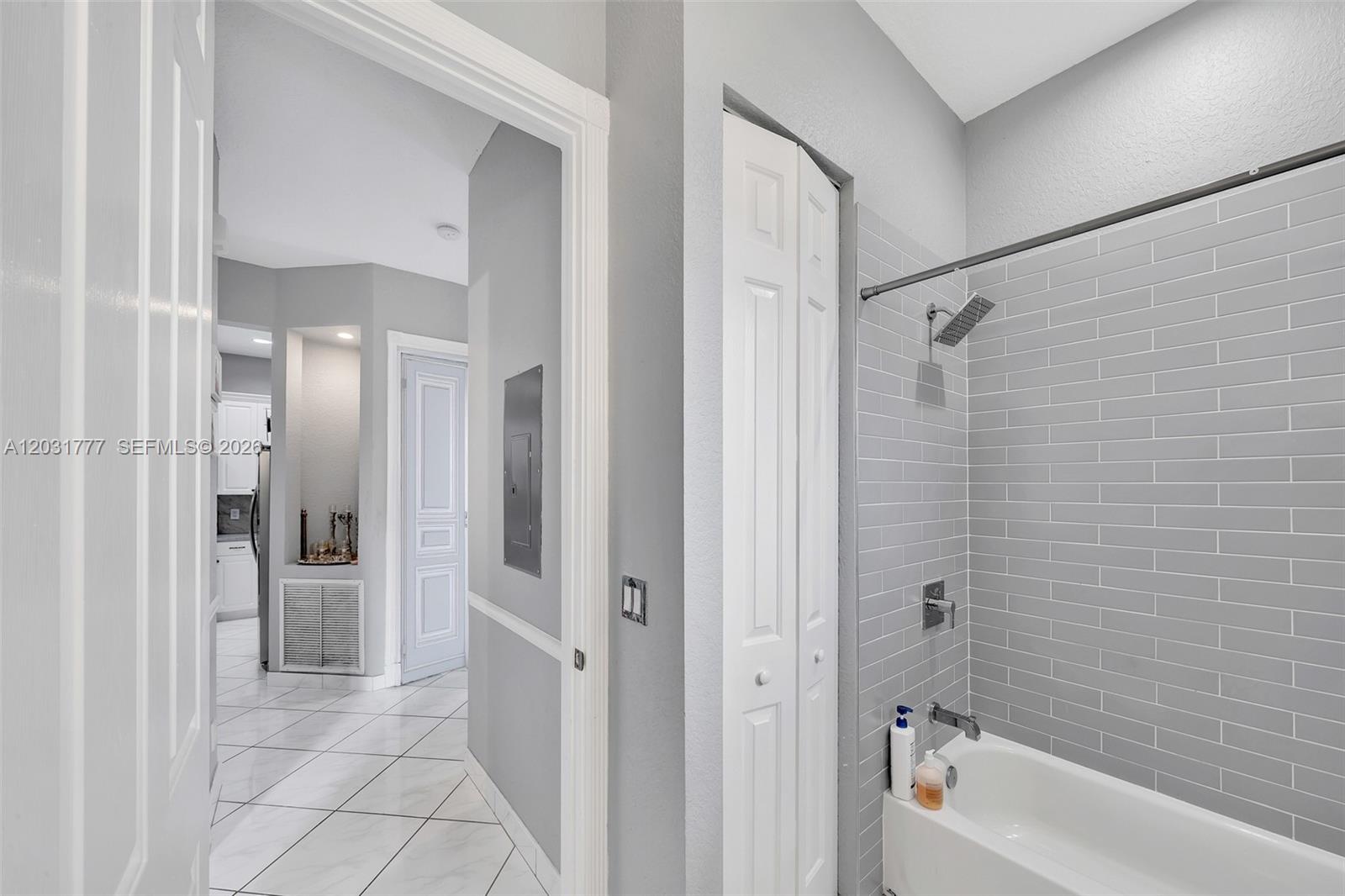 8908 NW 40th St