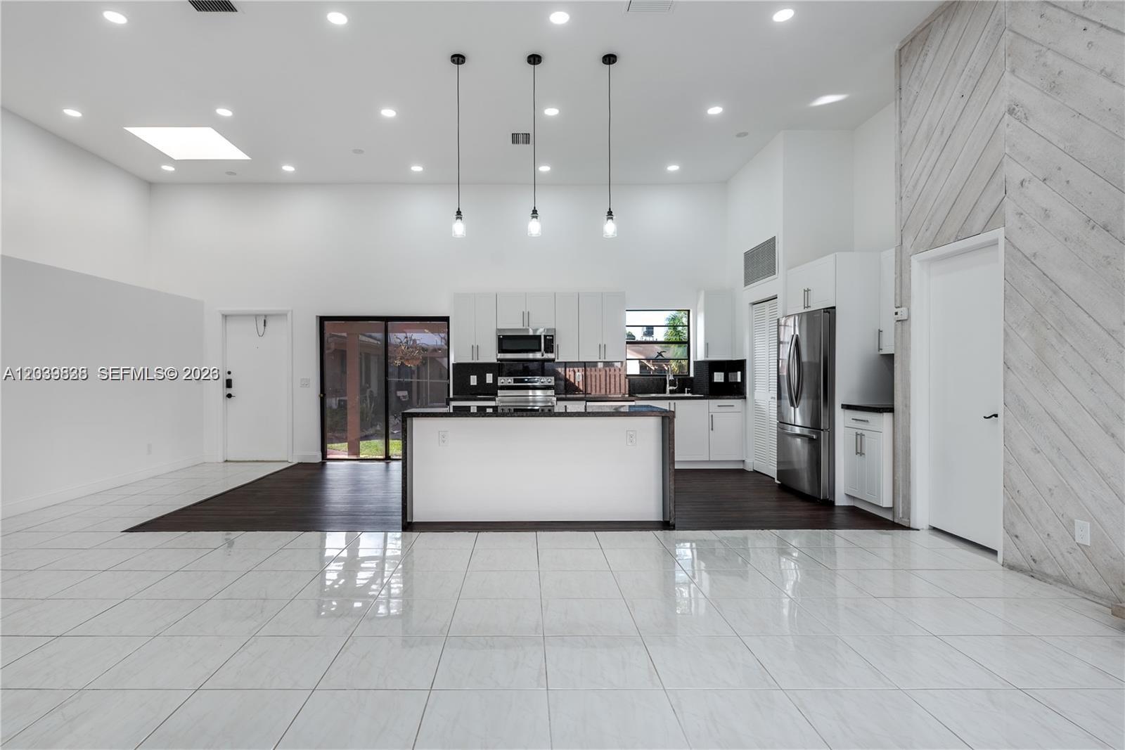 601 Leslie Dr