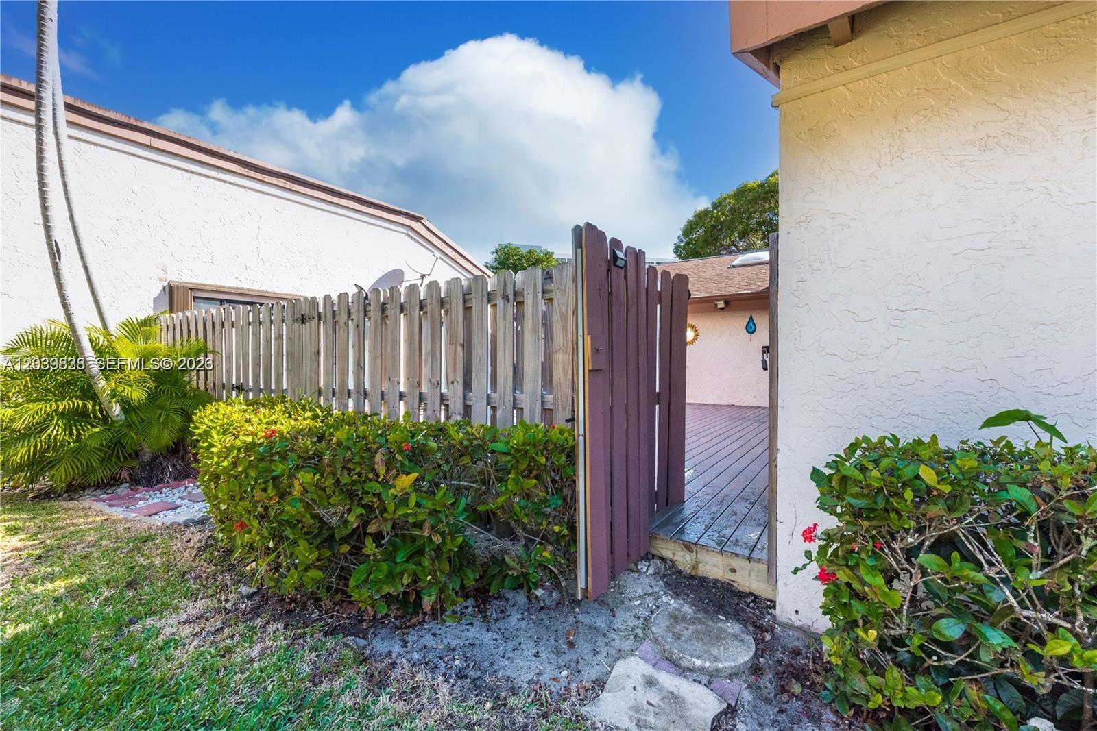 601 Leslie Dr