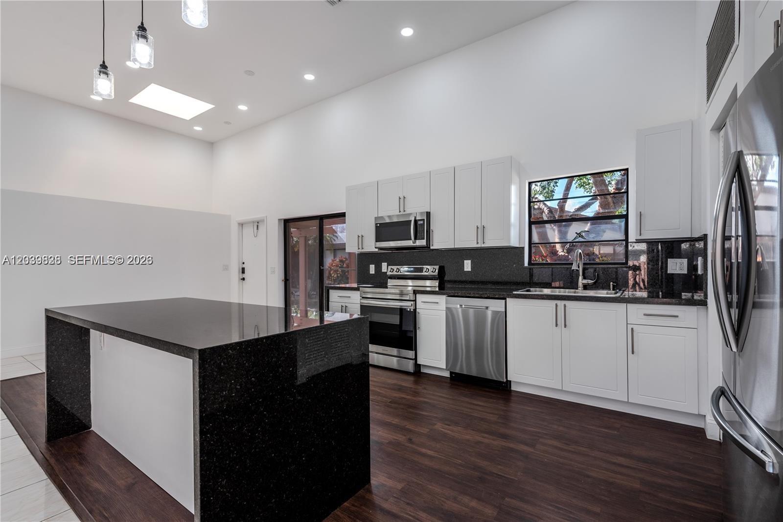 601 Leslie Dr