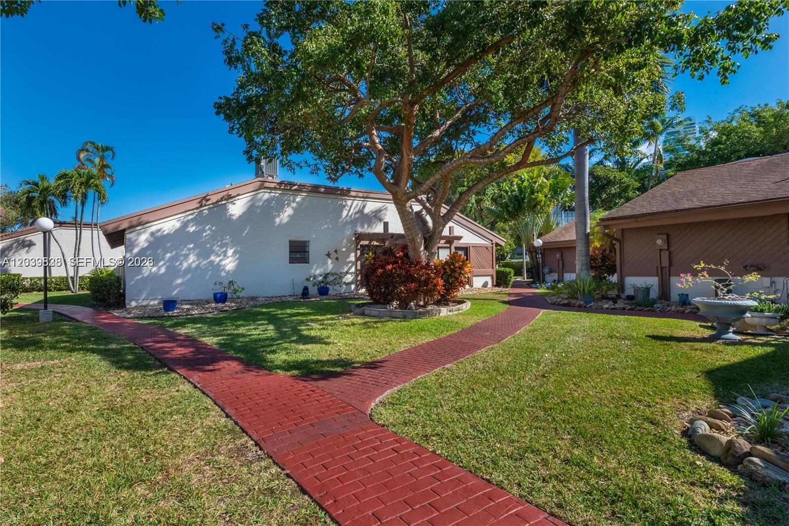 601 Leslie Dr