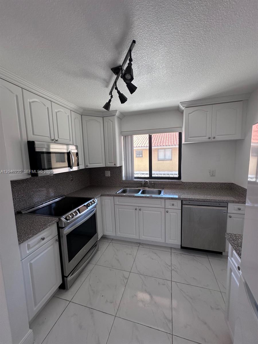 2740 W 61st St # 204