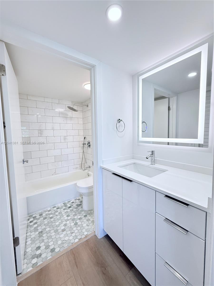 1900 Meridian Ave # 403