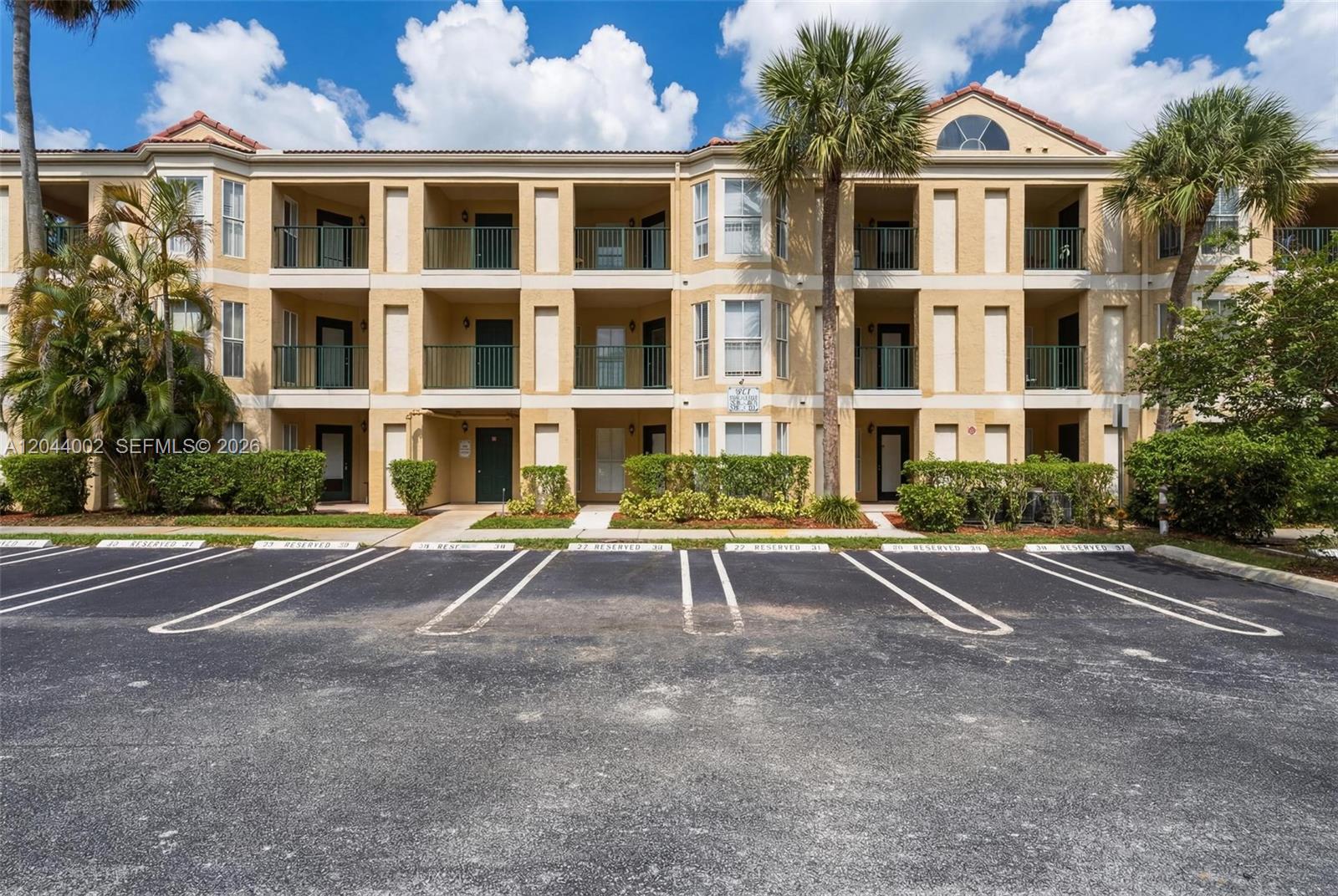 977 Riverside Dr # 220