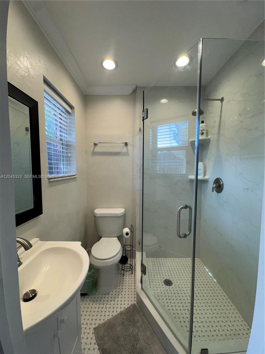 620 SW 7th St # 6 Unit: 1-6