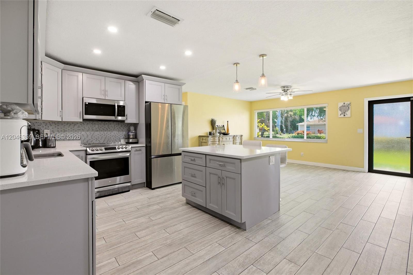 1476 N Mangonia Dr