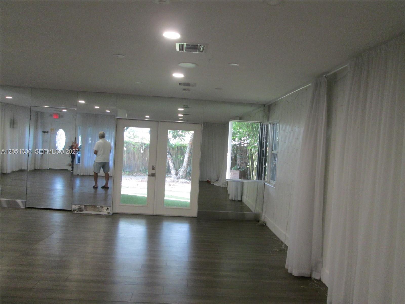 241 E Commercial Blvd