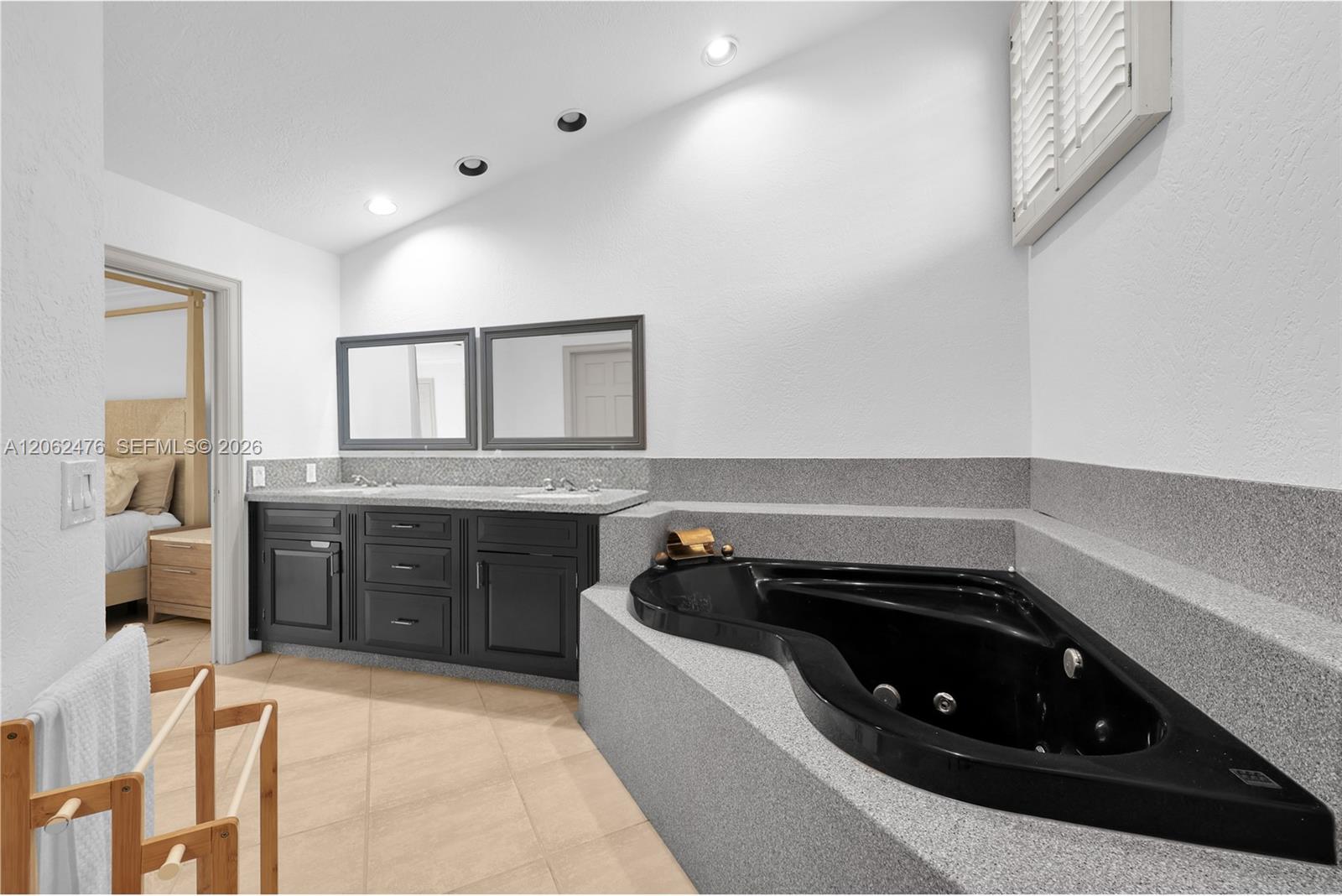 6879 Palm Grove Ct