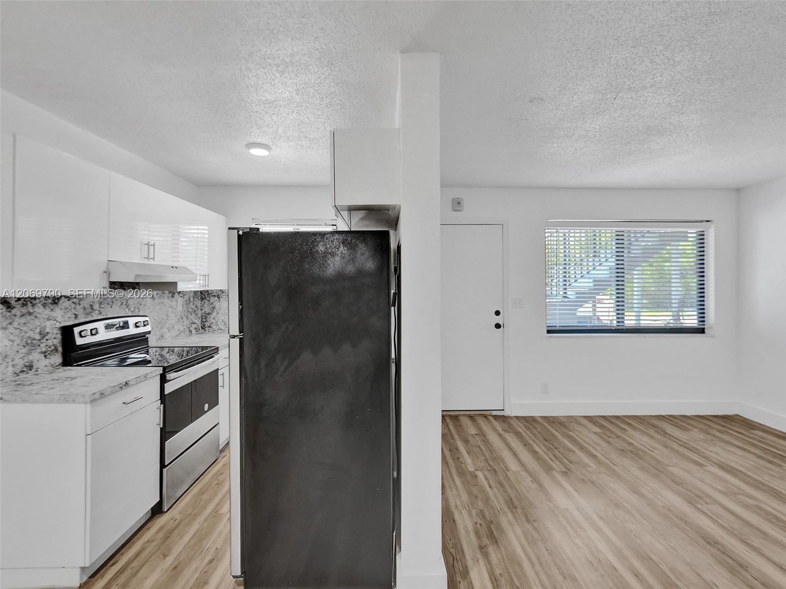 114 SE 8th St # 203
