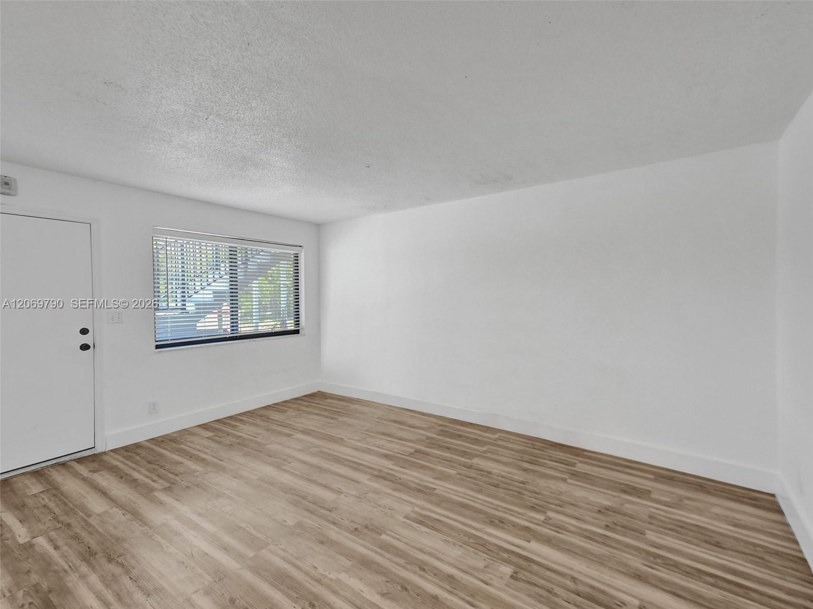 114 SE 8th St # 203