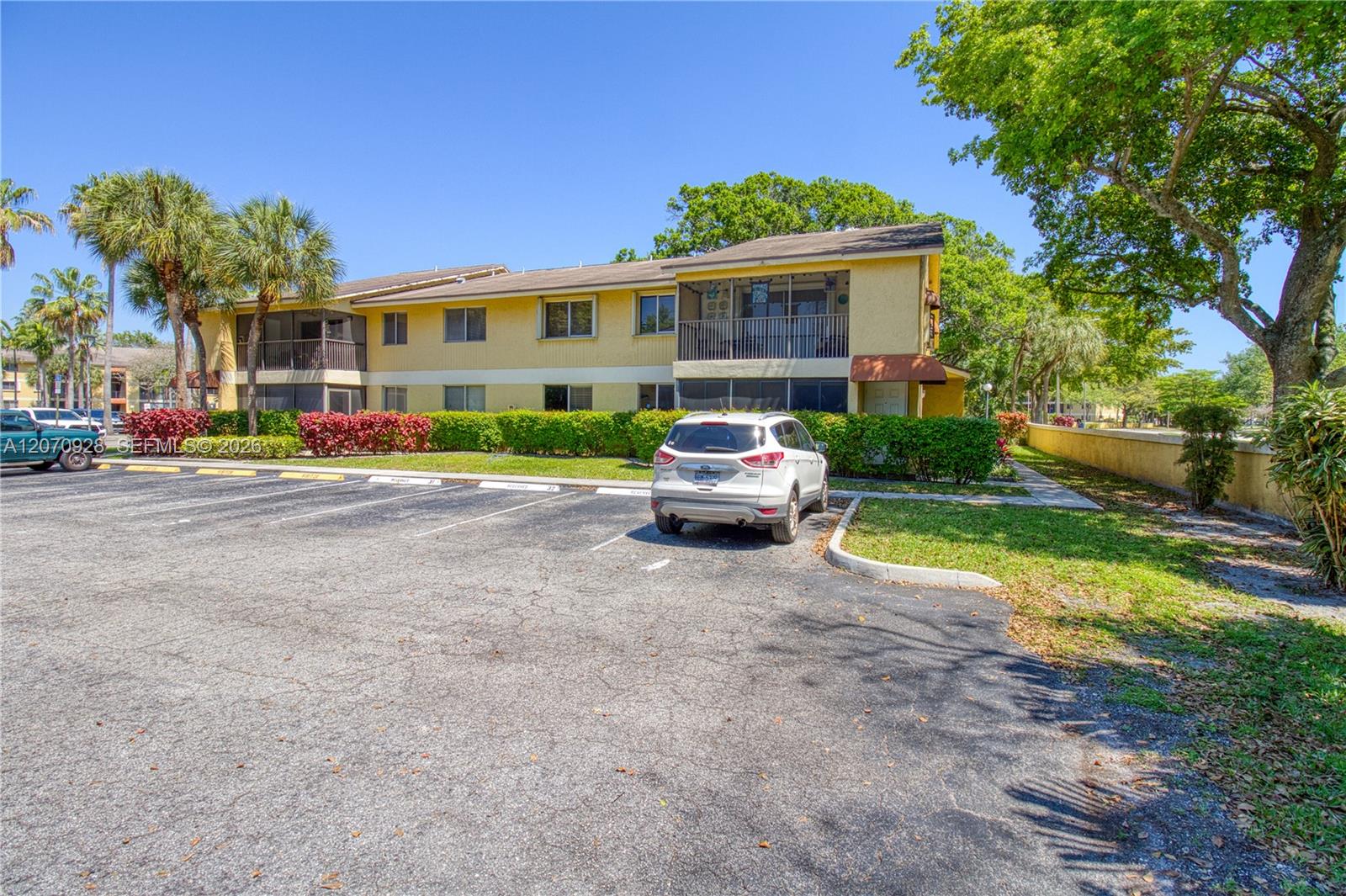 3095 N Oakland Forest Dr # 104