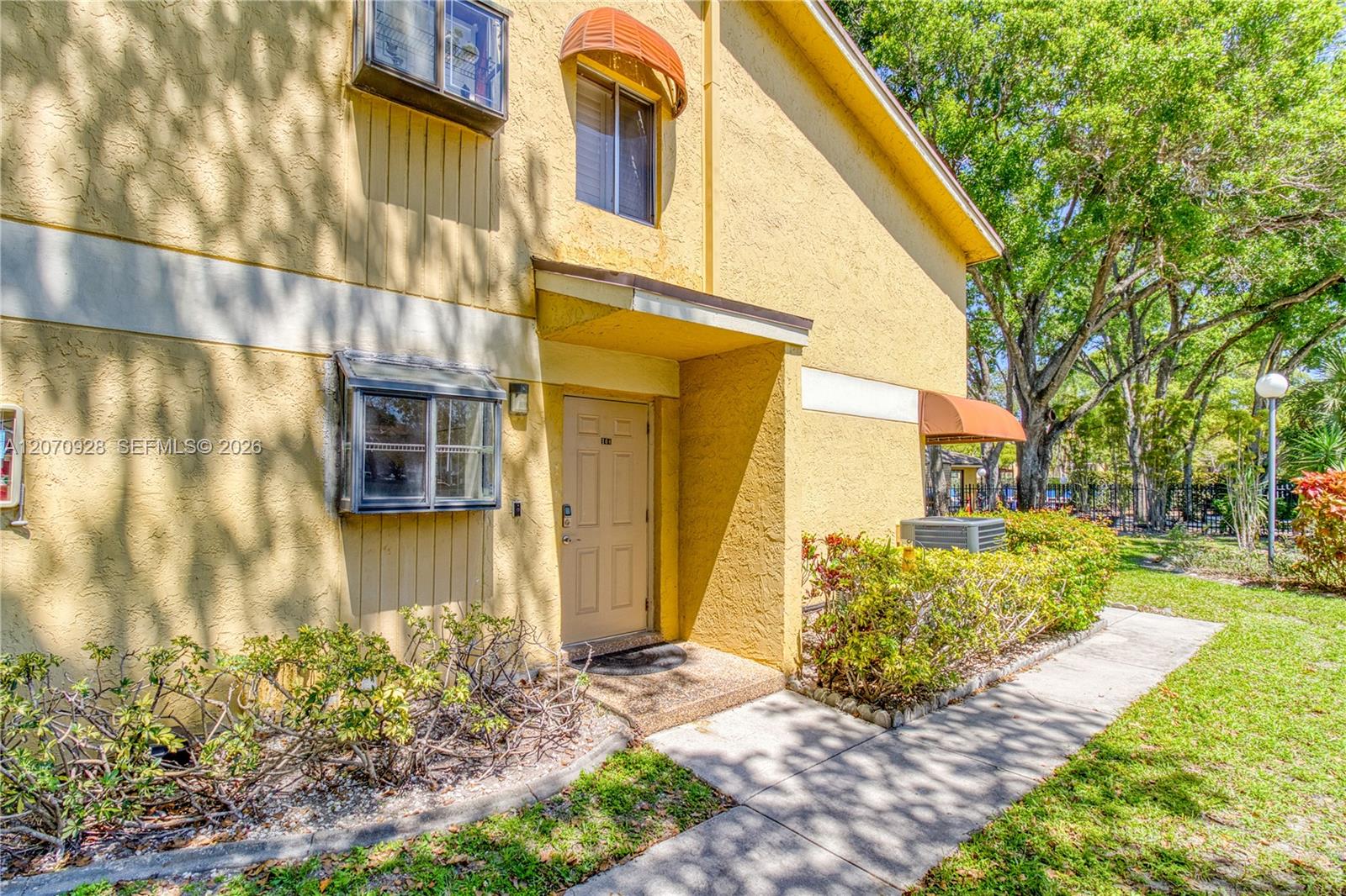3095 N Oakland Forest Dr # 104