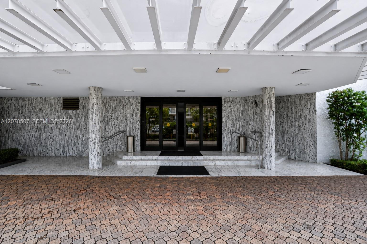 6423 S Collins Ave # 1702
