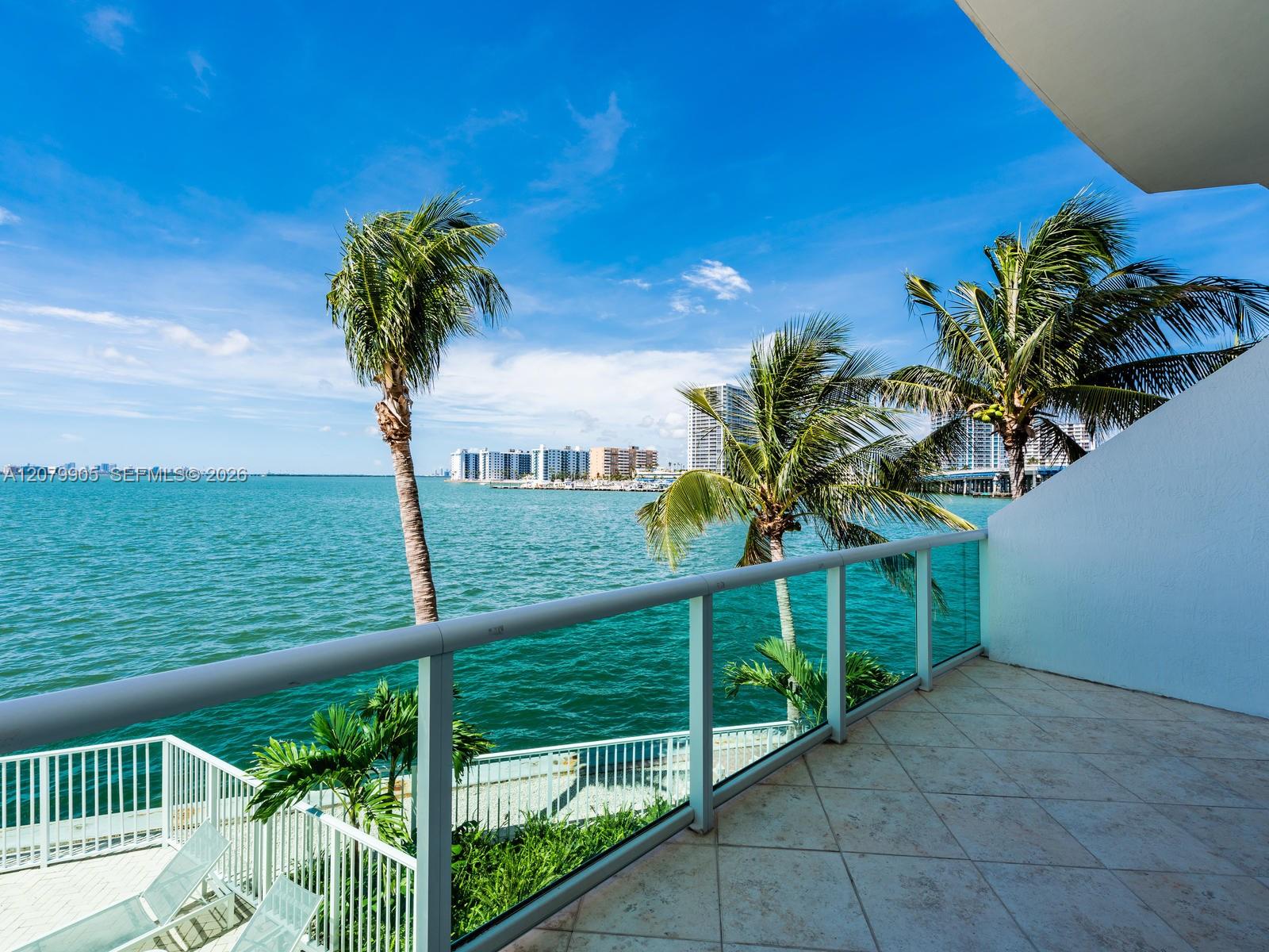 2000 Bay Dr # 208