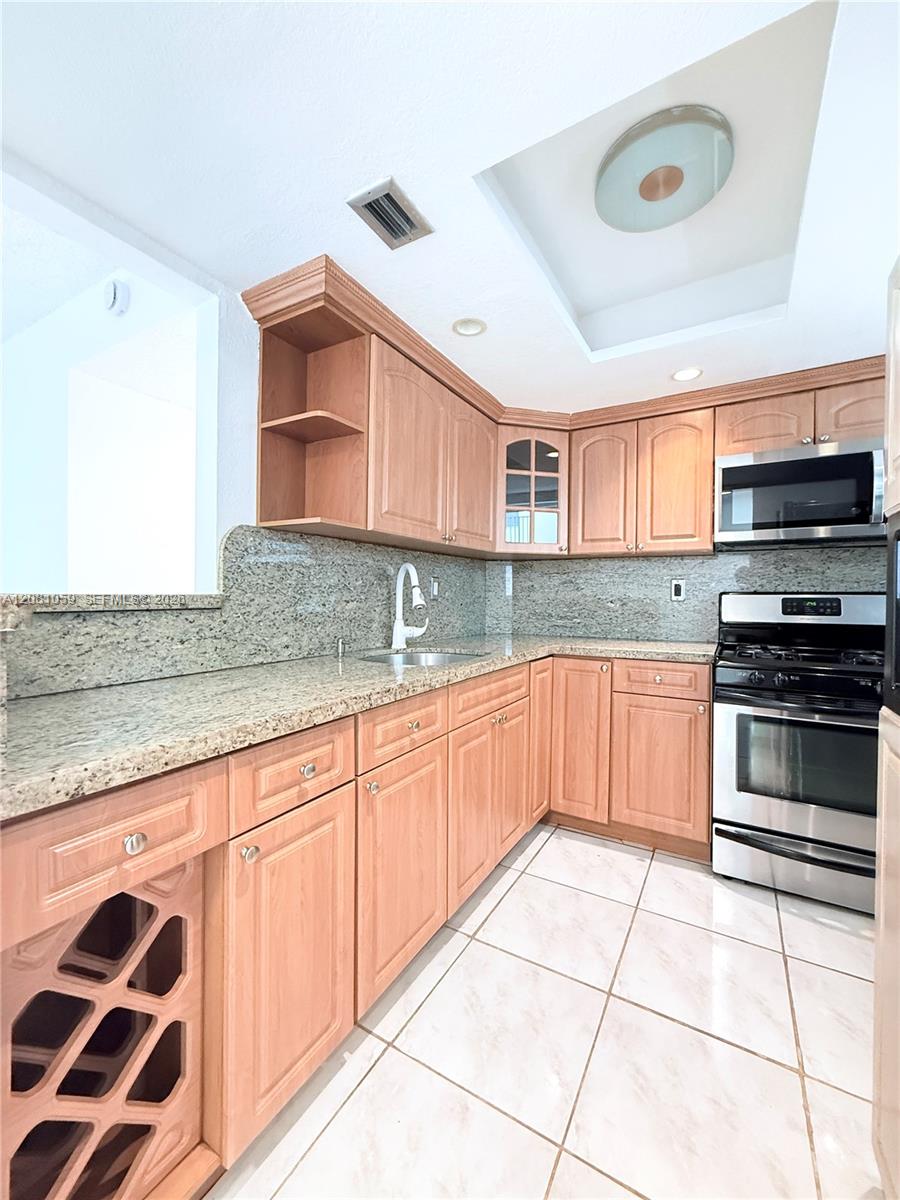 720 Collins Ave # 204