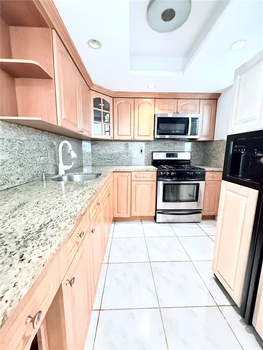 720 Collins Ave # 204