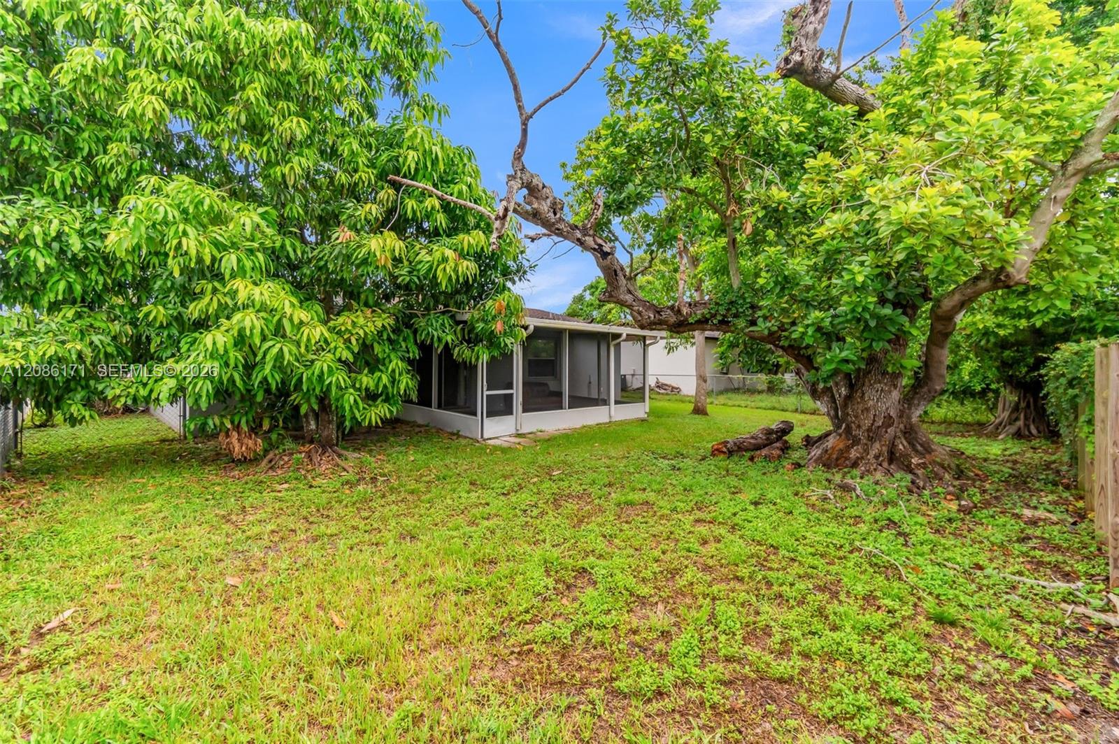 608 SW 76th Ter