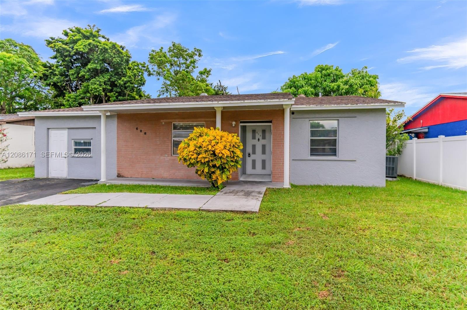 608 SW 76th Ter