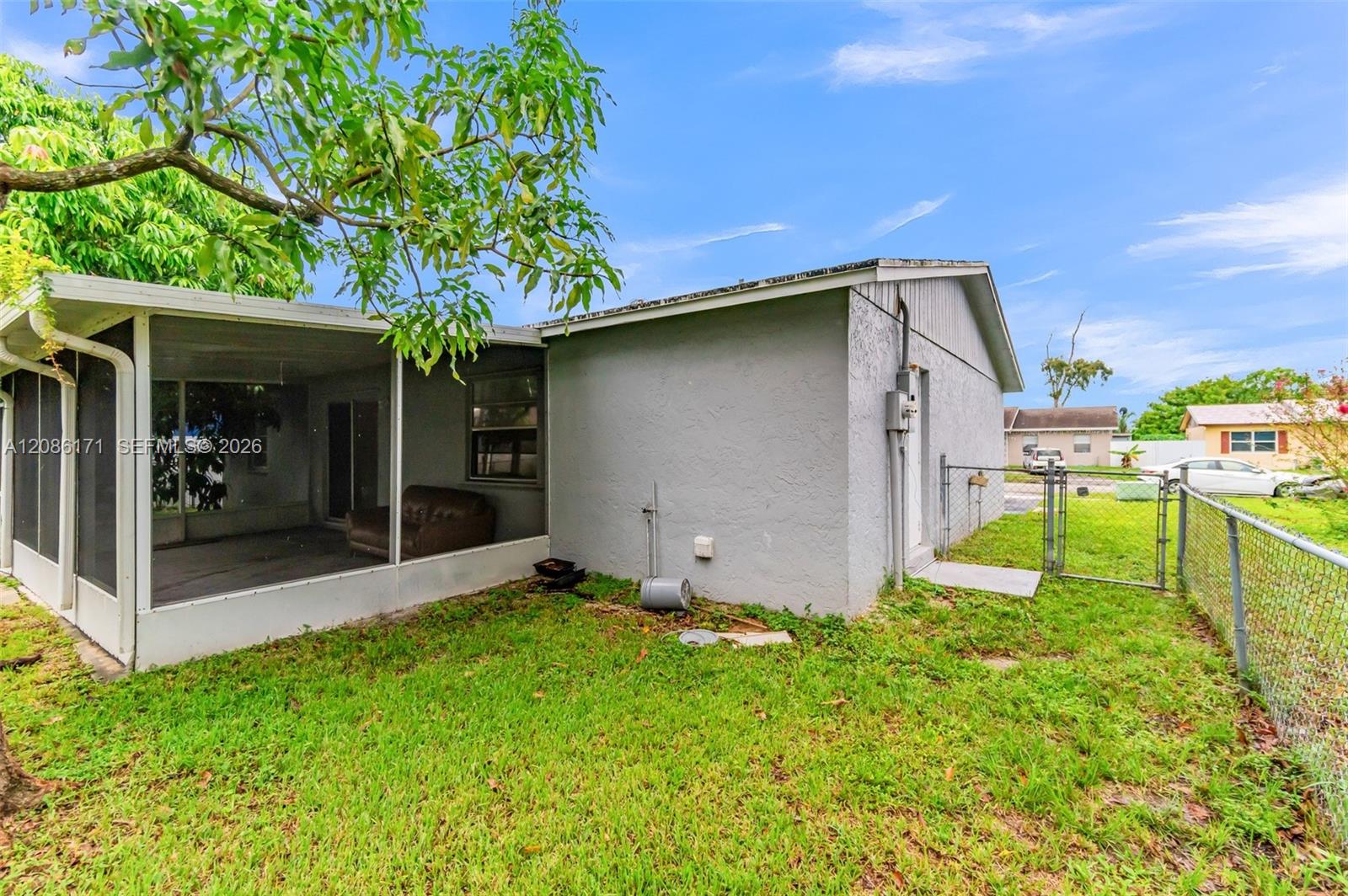 608 SW 76th Ter