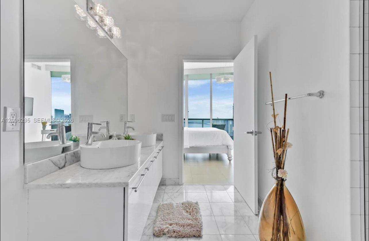 888 Biscayne Blvd # 4701