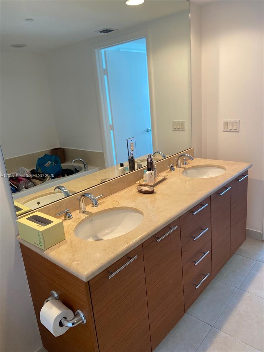 50 Biscayne Blvd # 2906