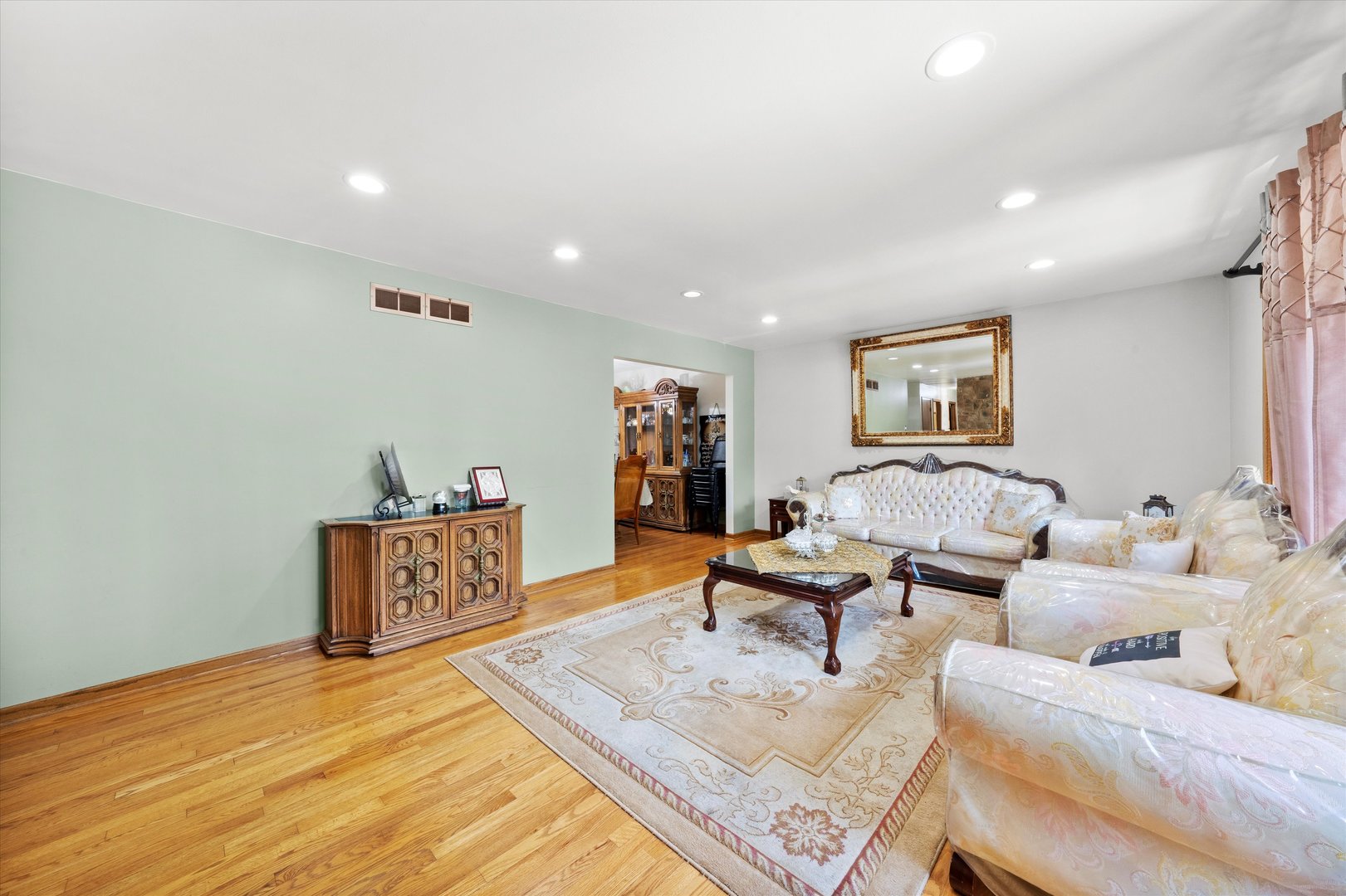 6425 FORESTVIEW Drive