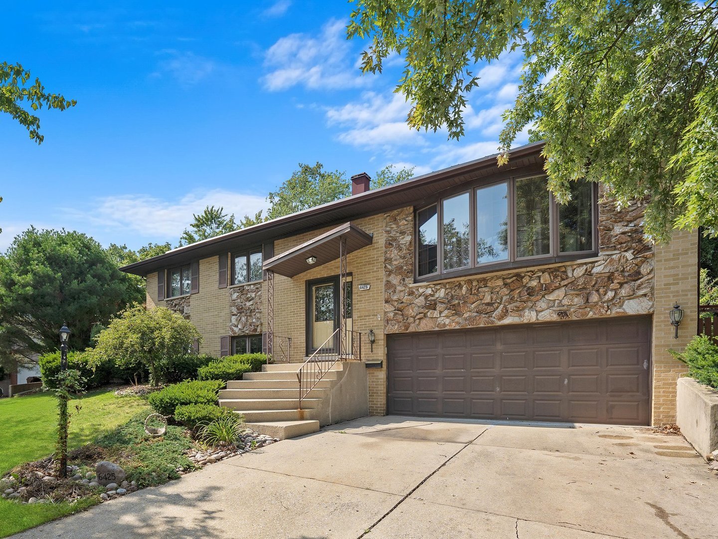 6425 FORESTVIEW Drive