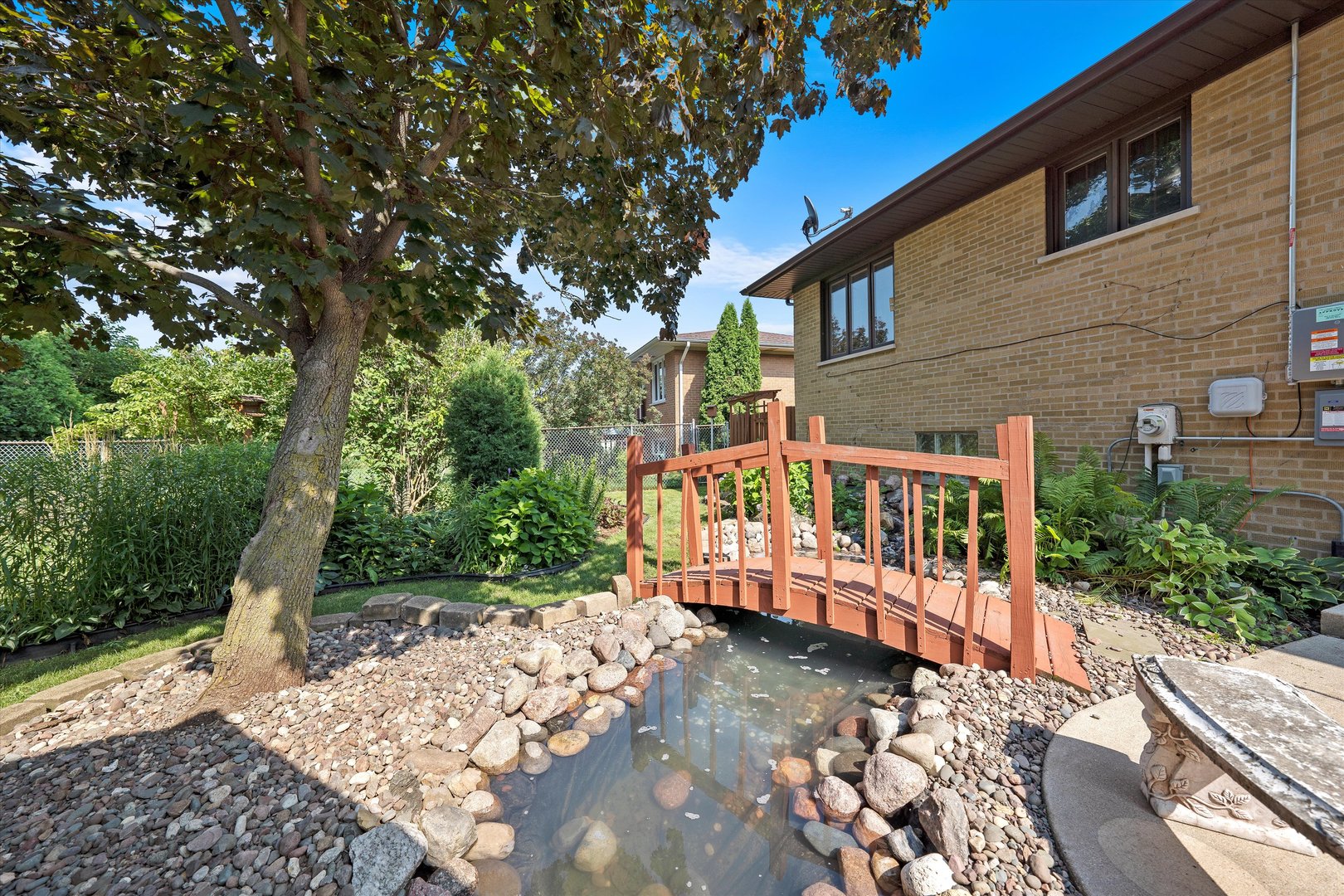 6425 FORESTVIEW Drive