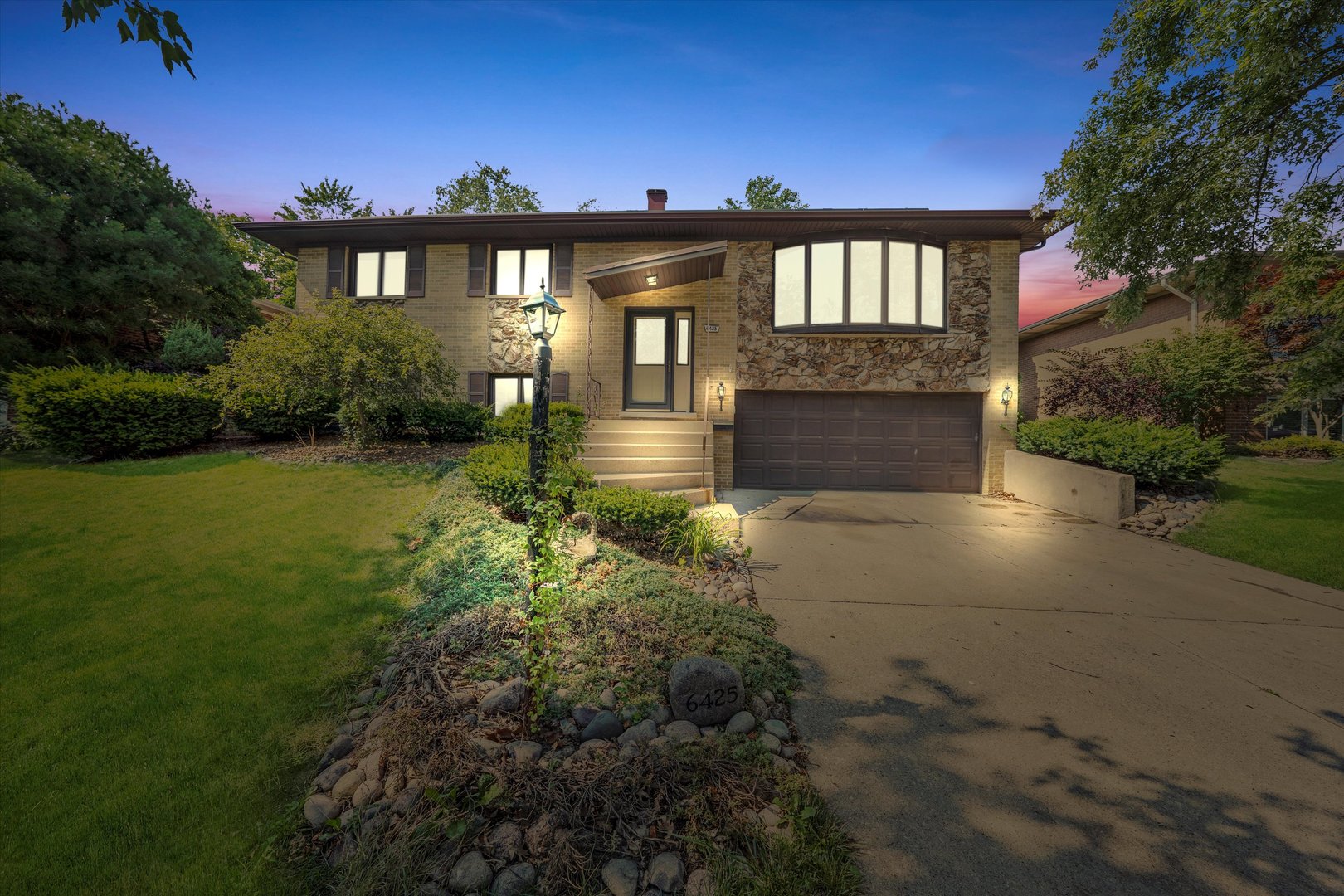 6425 FORESTVIEW Drive
