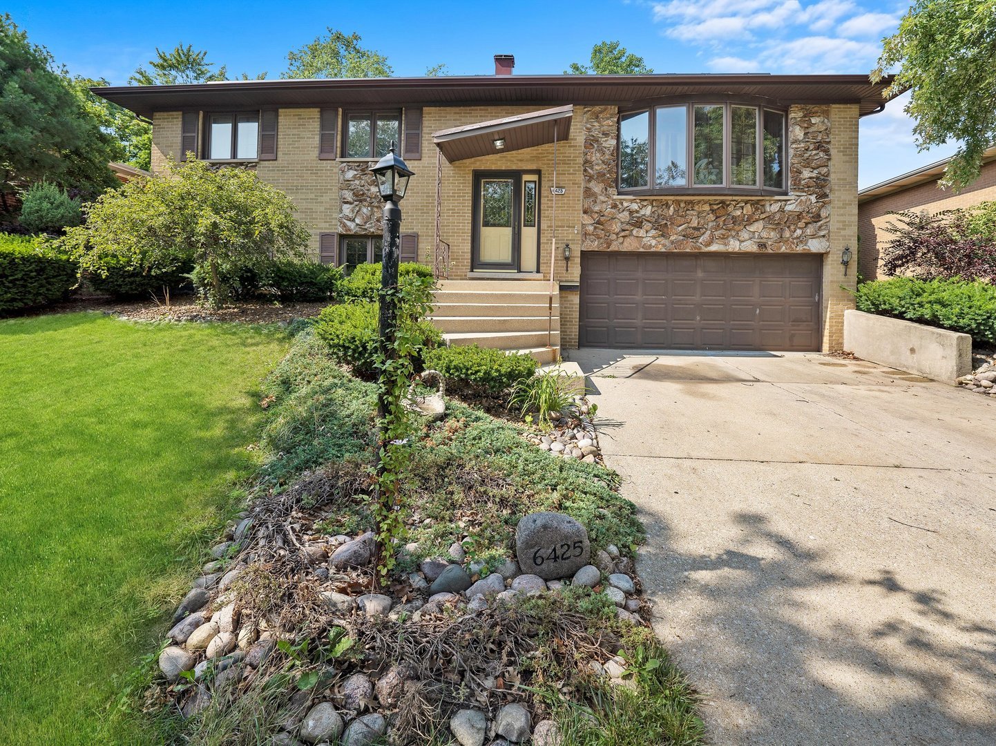 6425 FORESTVIEW Drive