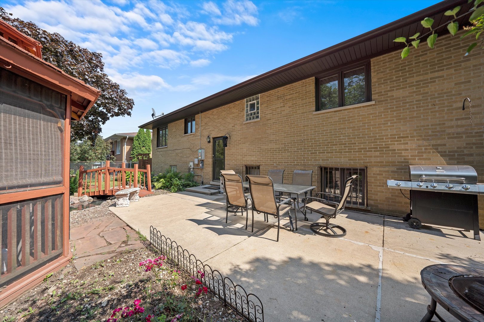 6425 FORESTVIEW Drive