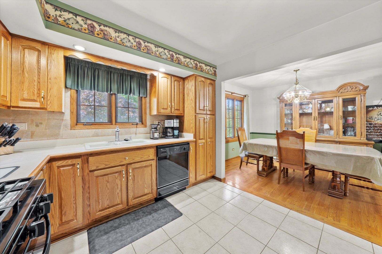 6425 FORESTVIEW Drive