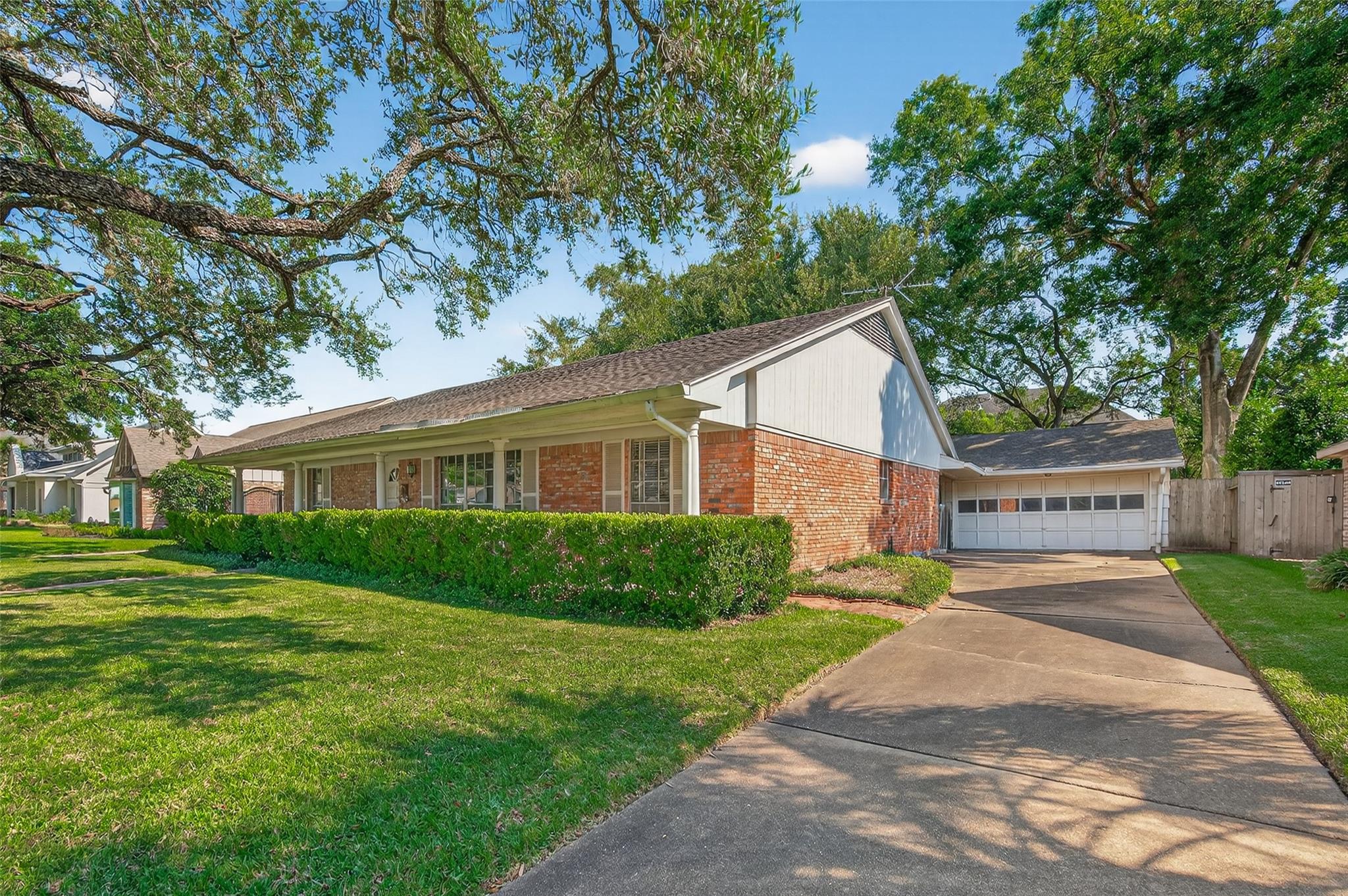 7811 Meadow Lake Lane