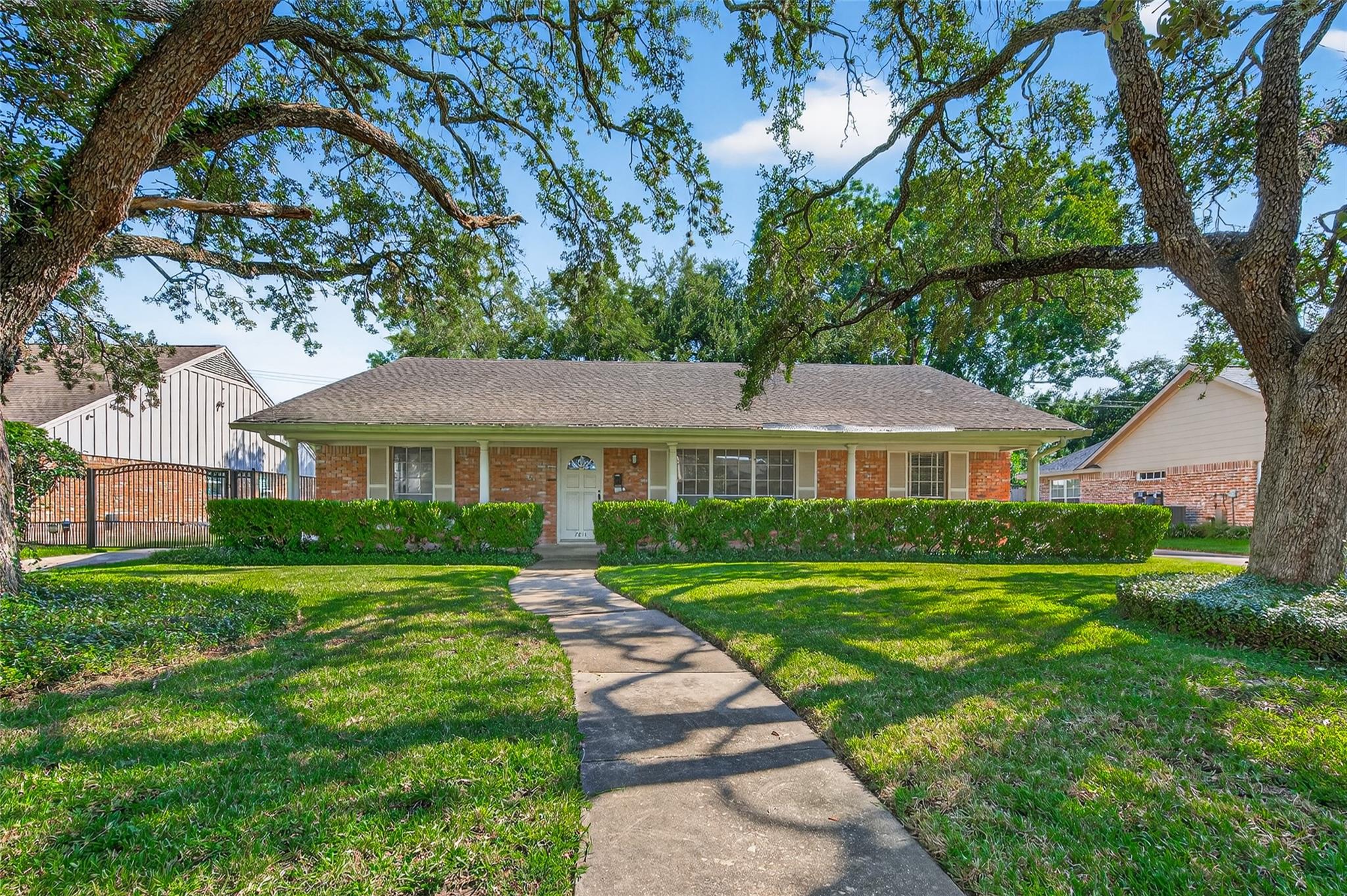 7811 Meadow Lake Lane