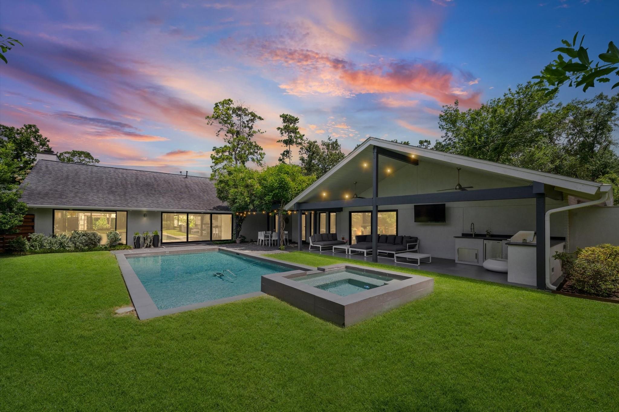 10 Inwood Oaks Drive