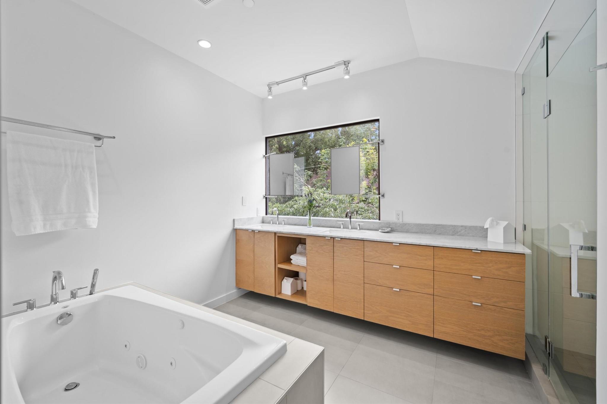 10 Inwood Oaks Drive