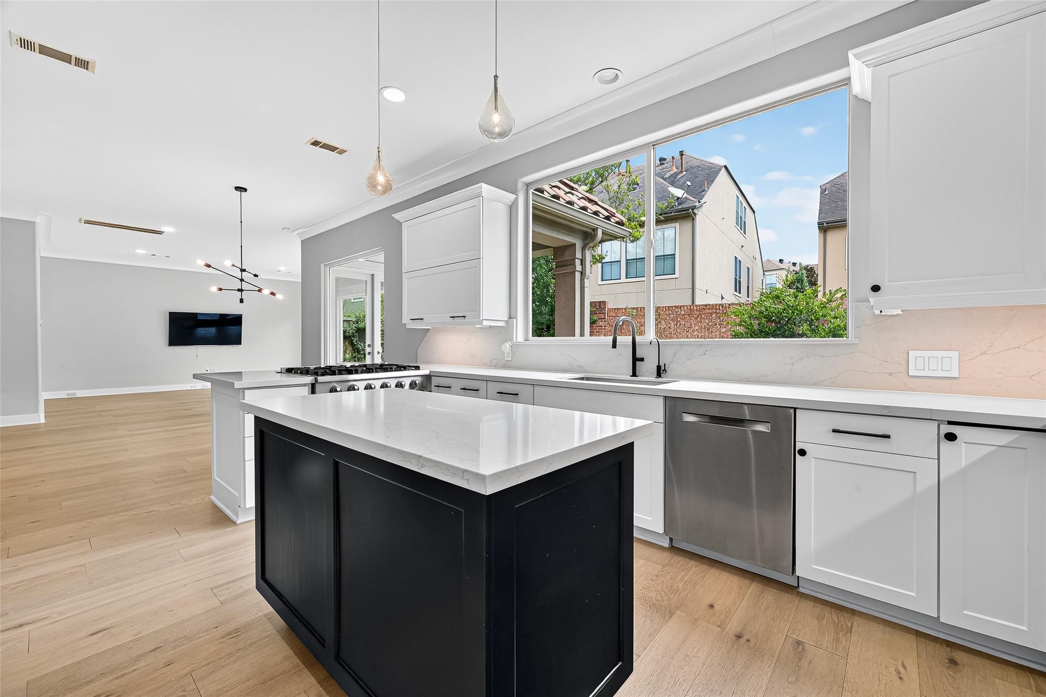 2731 Stuart Manor