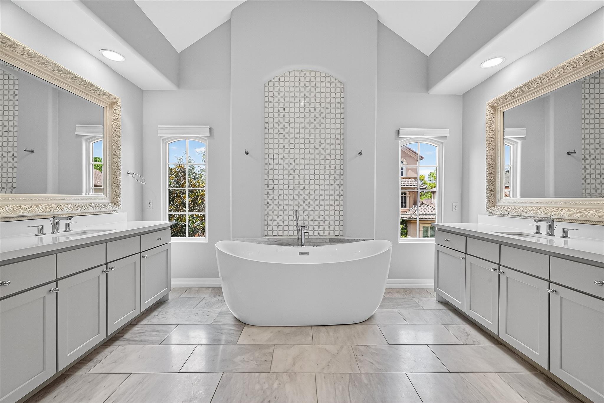 2731 Stuart Manor