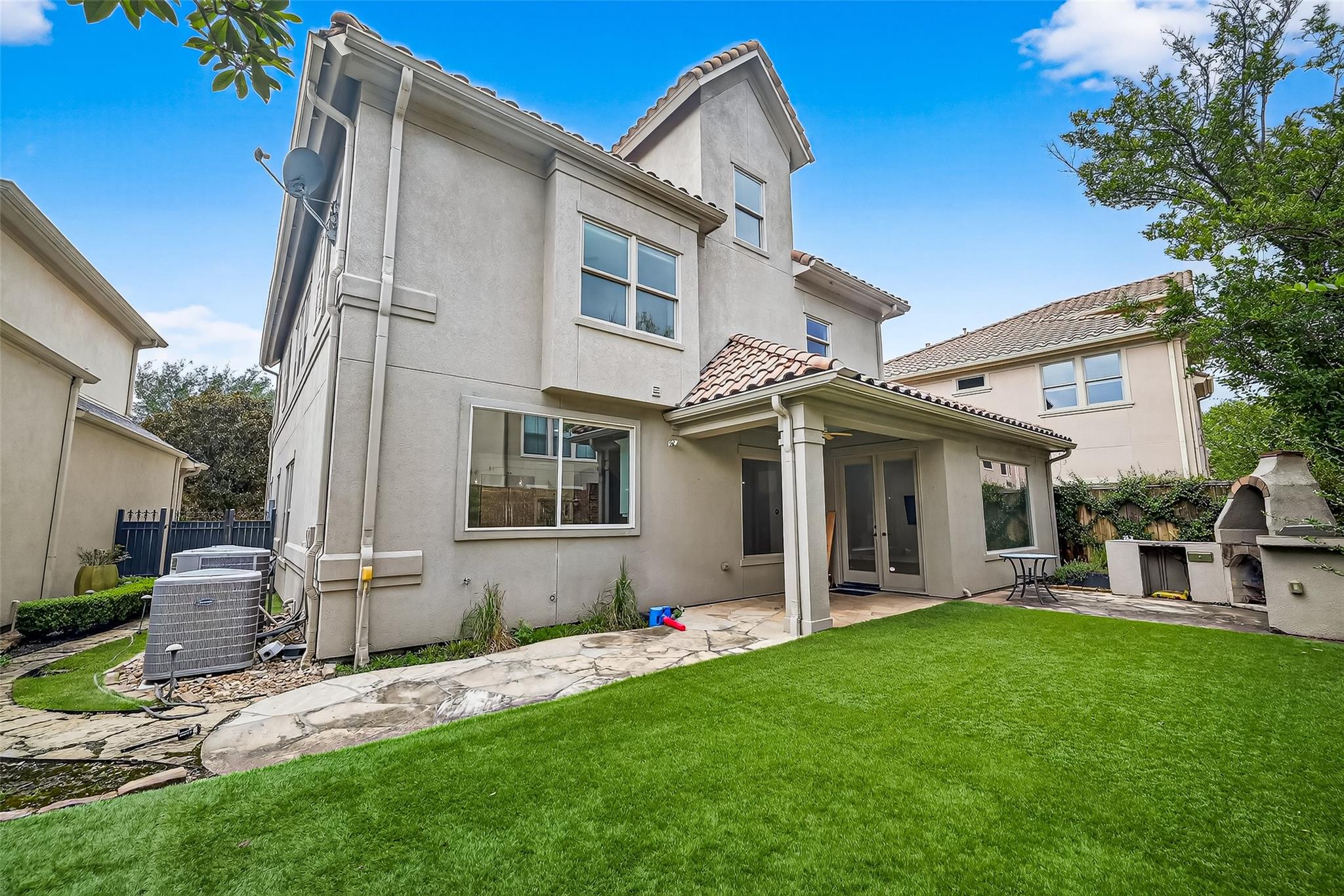 2731 Stuart Manor
