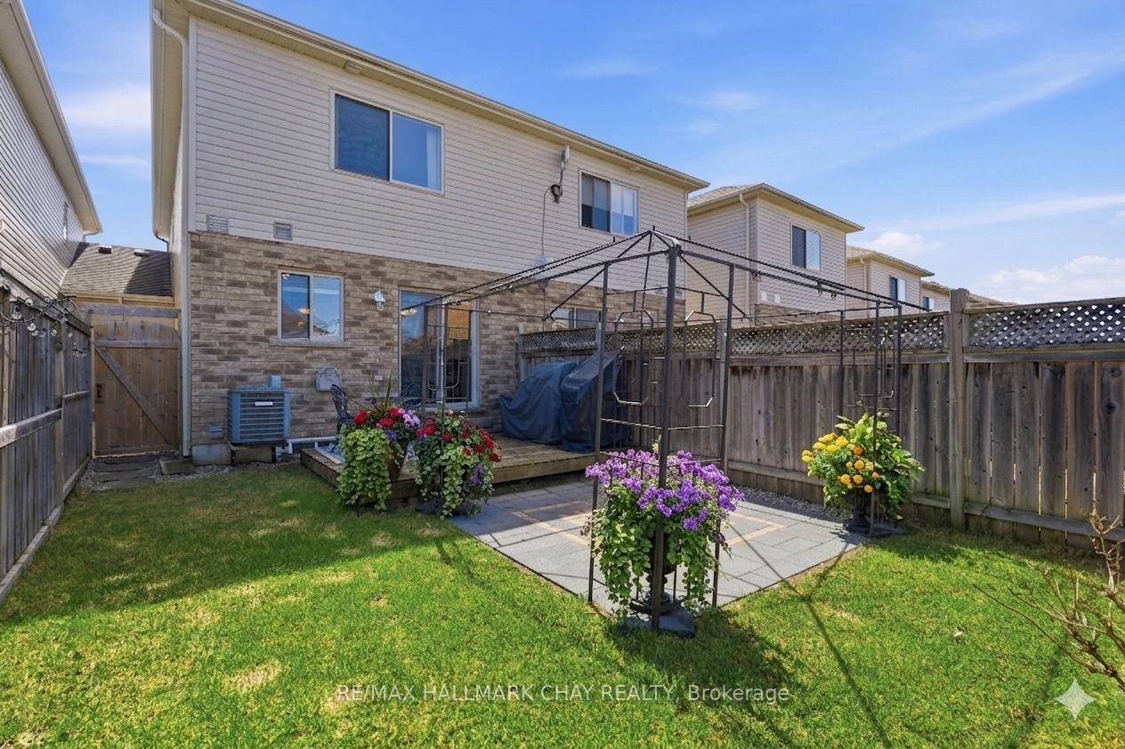 215 Banting Crescent