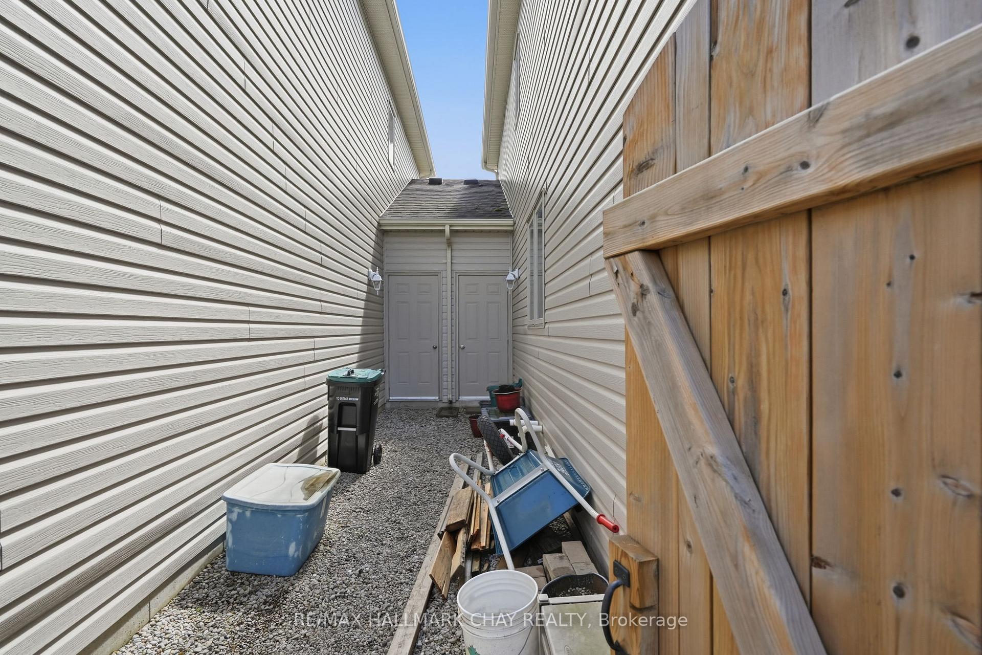 215 Banting Crescent