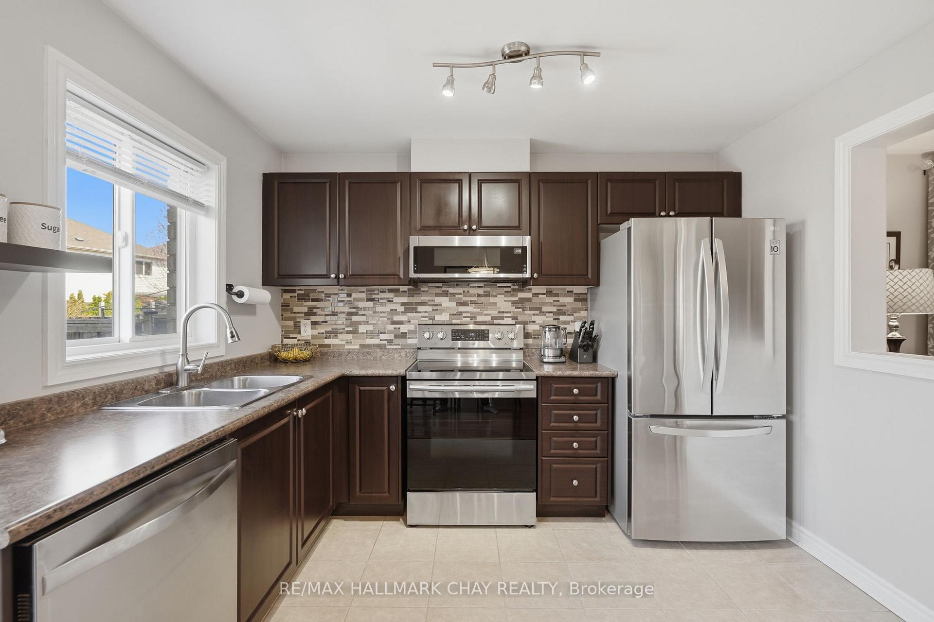 215 Banting Crescent