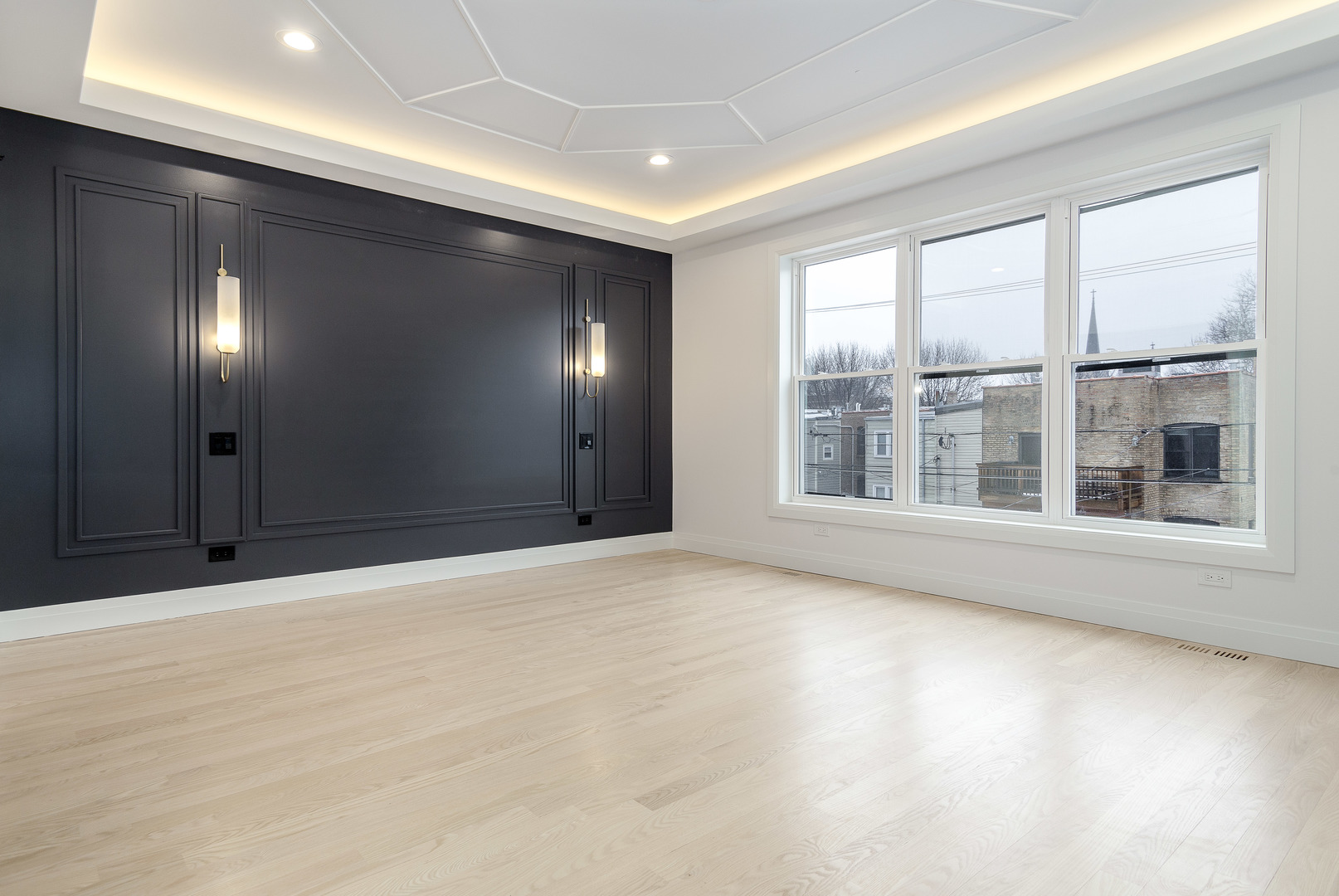 1636 W Carmen Avenue