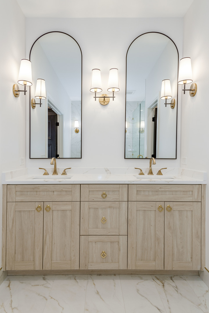 1636 W Carmen Avenue