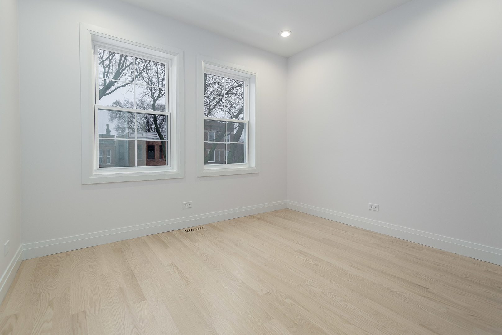 1636 W Carmen Avenue