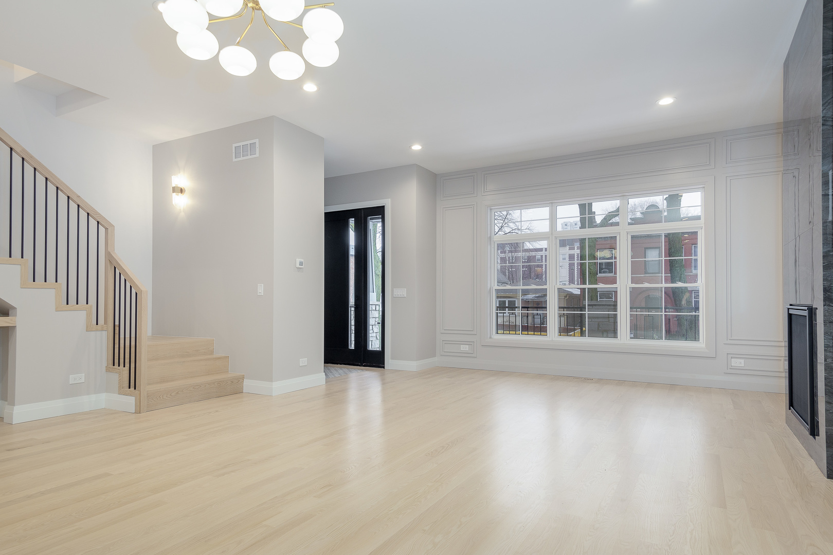 1636 W Carmen Avenue